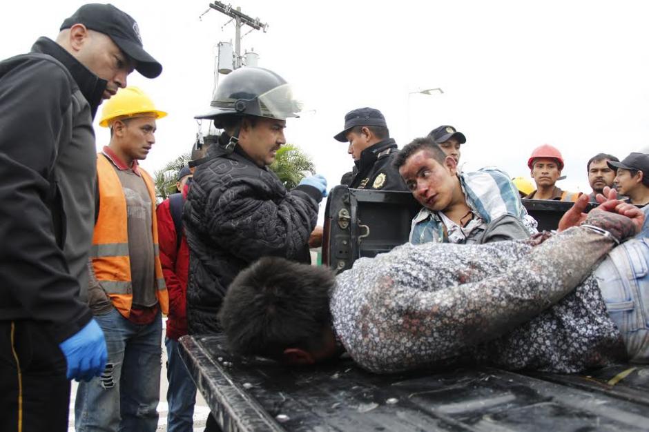 Dos supuestos asaltantes fueron vapuleados en una gasolinera ubicada en el Bulevar El Naranjo, Mixco. (Foto: Jorge Sente/ND)