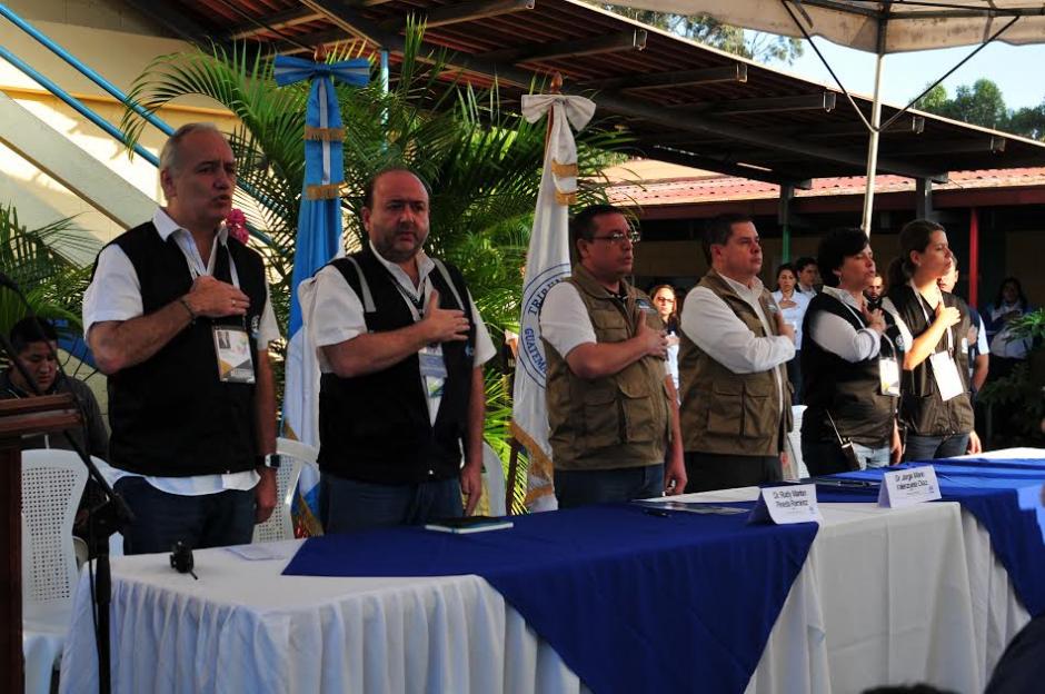 En el Colegio Santa Teresita se inici&oacute; la jornada electoral, autoridades del TSE dieron la apertura oficial. (Foto: Alejandro Bal&aacute;n/Soy502)