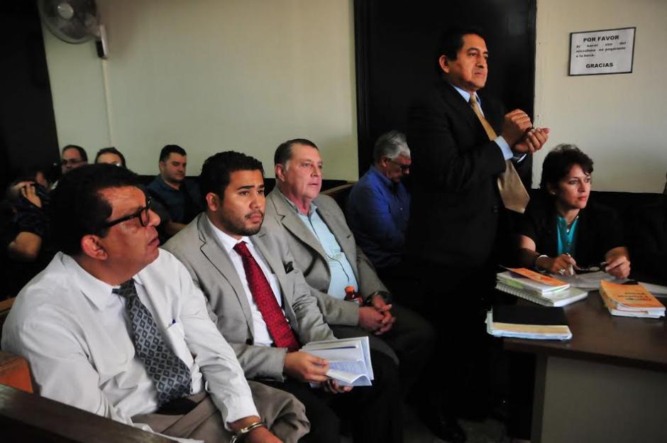 Los detenidos por un caso de corrupci&oacute;n en el Instituto Guatemalteco de Seguridad Social escuchan los motivos de su detenci&oacute;n. (Foto: Alejandro Bal&aacute;n/Soy502)