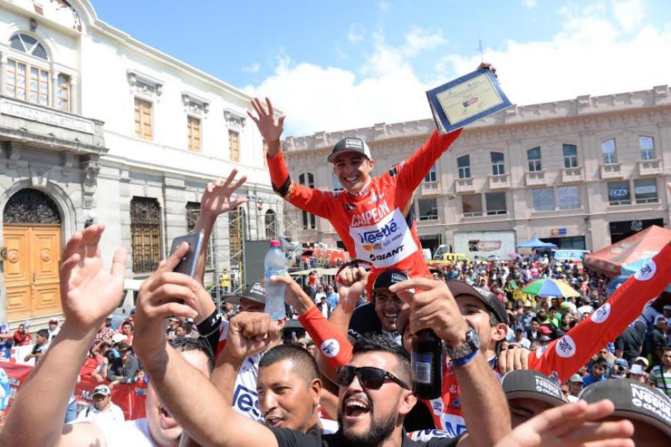 El tico Rom&aacute;n Villalobos es cargado en hombros tras ganar la 55 Vuelta Cicl&iacute;stica a Guatemala. (Foto: Diego Galiano/Nuestro Diario)