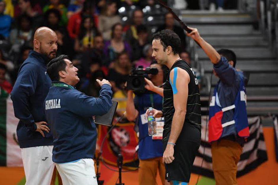 Kevin Cord&oacute;n recibiendo instrucciones de Jos&eacute; Mar&iacute;a Sol&iacute;s y Pedro Yang. (Foto: Pedro Pablo Mijangos/Soy502)