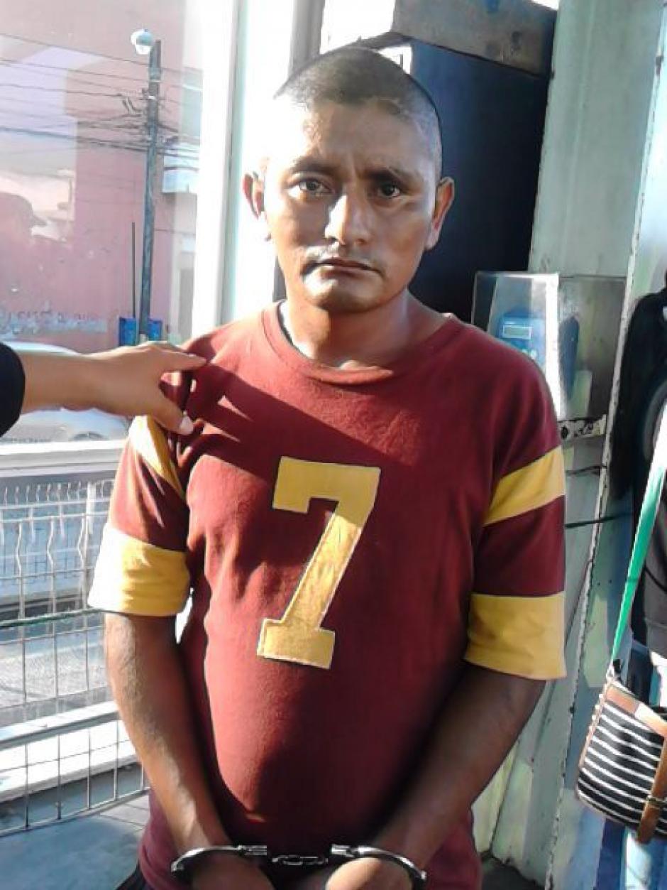 Este es el reo&nbsp;Max Ort&iacute;z Temu, alias &ldquo;El Max&rdquo;, de 35 a&ntilde;os, sindicado del delito de Violaci&oacute;n con agravaci&oacute;n de la pena en forma continuada y quien fue trasladado por la polic&iacute;a en transporte p&uacute;blico. (Foto: PNC)