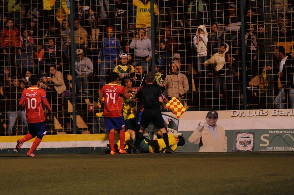Una bronca entre jugadores de Petapa y Xelaj&uacute; termin&oacute; con cinco expulsados. (Foto: Nuestro Diario)