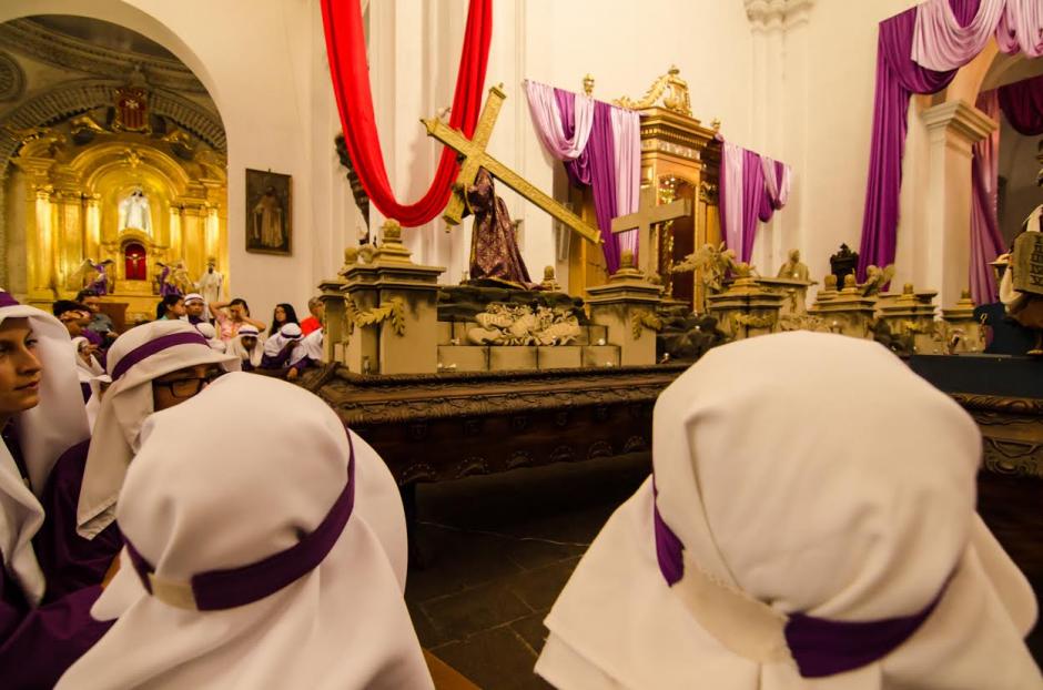 La procesión infantil de Jesús de La Merced fue llevada en hombros por cientos de niños durante su recorrido por la Antigua Guatemala. (Foto: Jorge Ortíz)&nbsp;