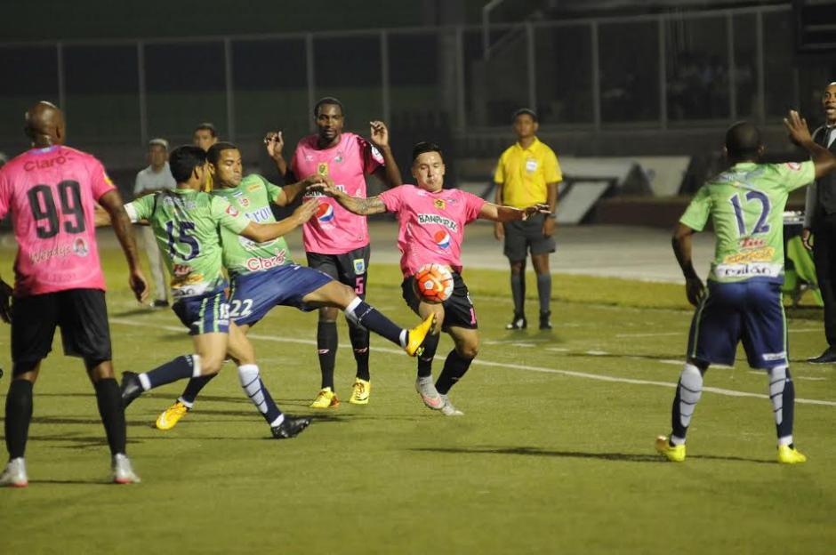 Municipal por momentos domin&oacute; al Santa Tecla de El Salvador. (Foto: Pedro Mijangos/Soy502)