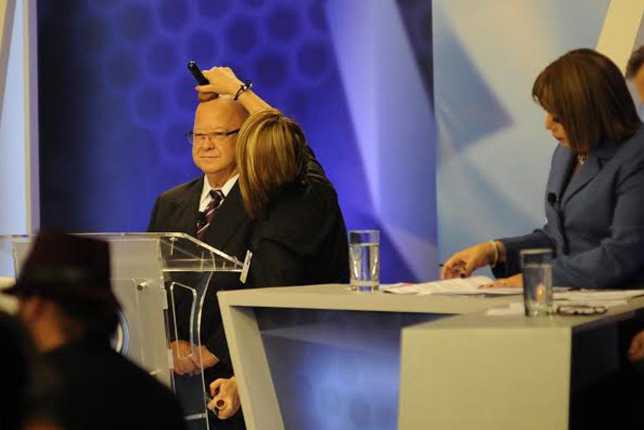 Lizardo Sosa, candidato presidencial de TODOS, mientras era maquillado previo al inicio de Foro de Presidenciables 2015. (Foto: Pedro Mijangos/Soy502)