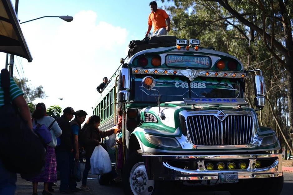 Desde muy temprano cientos de guatemaltecos buscan viajar al Occidente del pa&iacute;s en las terminales de buses. (Foto: Wilder L&oacute;pez/Soy502) &nbsp;