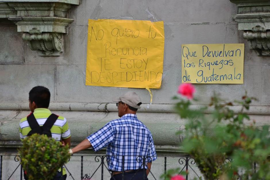 Guatemaltecos que visitan el Parque Central los domingos leyeron el contenido de las pancartas y mantas que fueron colocadas frente al Palacio Nacional. (Foto: Wilder L&oacute;pez/Soy502)&nbsp;