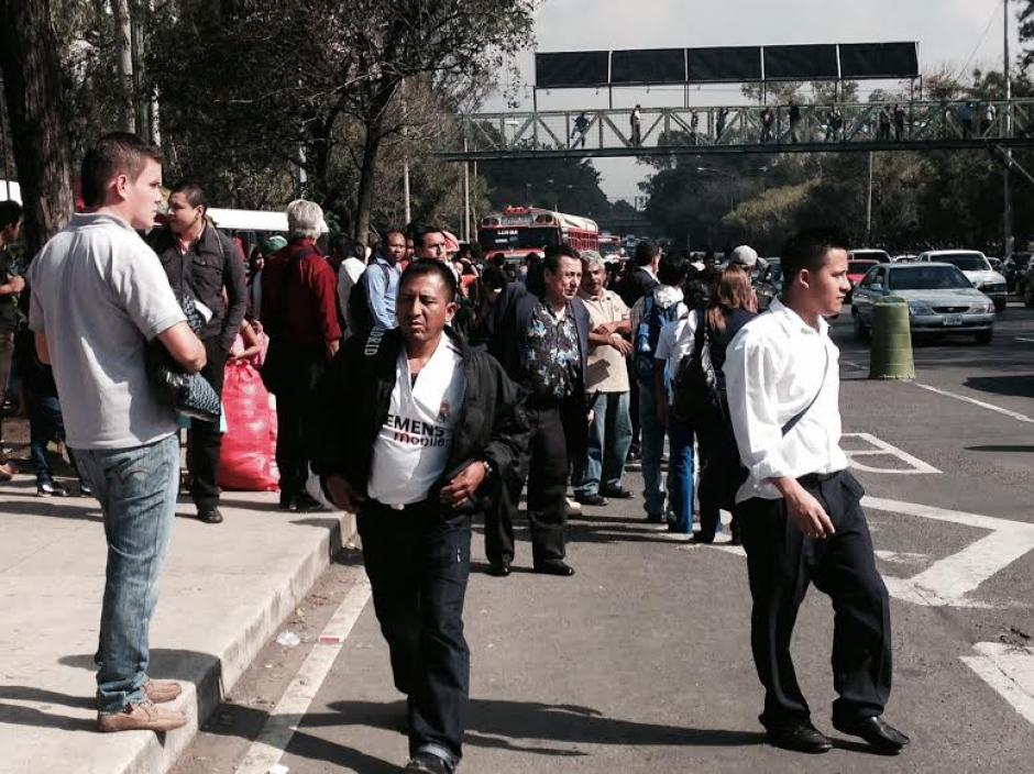 Decenas de personas resultaron afectadas este lunes con el paro de servicio de buses rojos. (Foto: Jes&uacute;s Alfonso/Soy502)&nbsp;