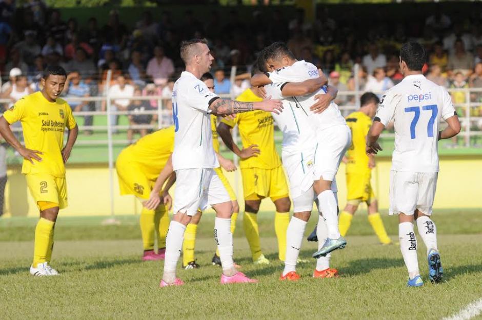 Carlos Mej&iacute;a anot&oacute; el gol que le dio a Comunicaciones el empate al minuto 81 ante Guastatoya. (Foto: Nuestro Diario)