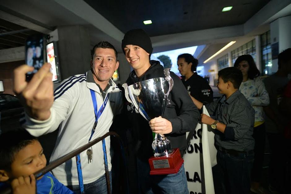 Un seguidor se toma una selfie con el piloto guatemalteco, Ian Rodr&iacute;guez, a su regreso a Guatemala. (Foto: Wilder L&oacute;pez/Soy502)