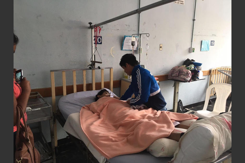 Jorge Vega visit&oacute; a Jos&eacute; Lorenti, un joven de 14 a&ntilde;os que lucha por su vida en el Hospital Roosevelt. (Foto: Soy502)
