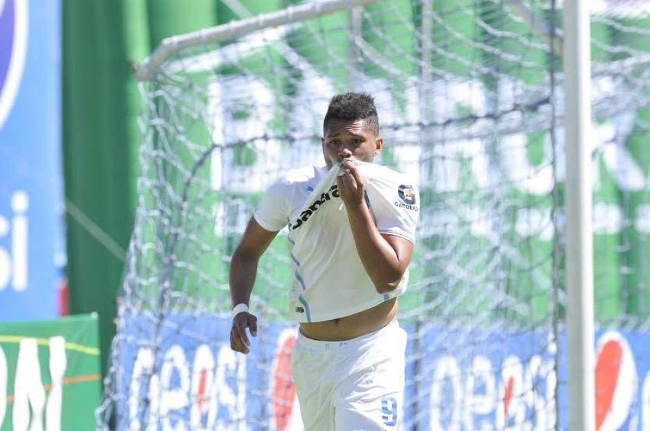 Rolando Blackburn puso el primer gol del cl&aacute;sico 282 celebrado en el Mateo Flores. (Foto: Nuestro Diario)