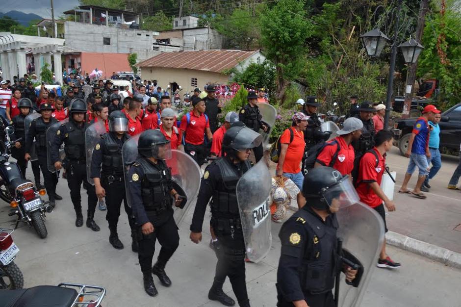 Los jugadores de Sacachispas fueron escoltados por la polic&iacute;a, tras no presentarse al partido frente a Jocot&aacute;n por supuesta agresi&oacute;n e intimidaci&oacute;n. (Foto: Nuestro Diario)