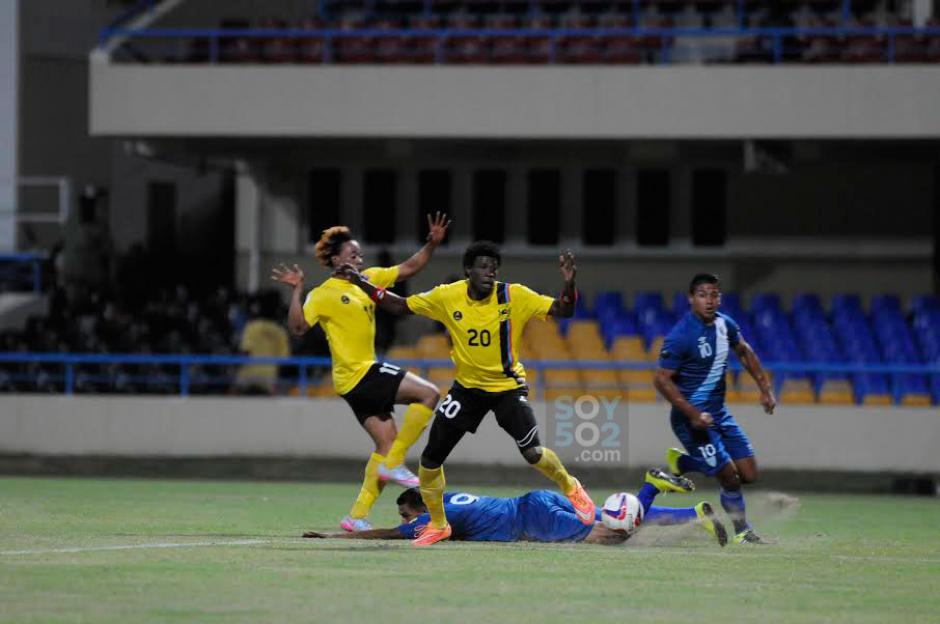 Gerson Tinoco cae dentro del &aacute;rea de Antigua y Barbuda. (Foto: Aldo Mart&iacute;nez/Nuestro Diario)