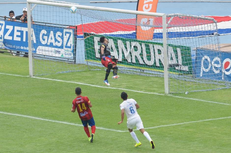 El momento en el que el remate del volante crema, Carlos Mej&iacute;a, supera a Paulo C&eacute;sar Motta, portero de Municipal para el 1-1 en el cl&aacute;sico 286. (Foto: Orlando Chile/Nuestro Diario)