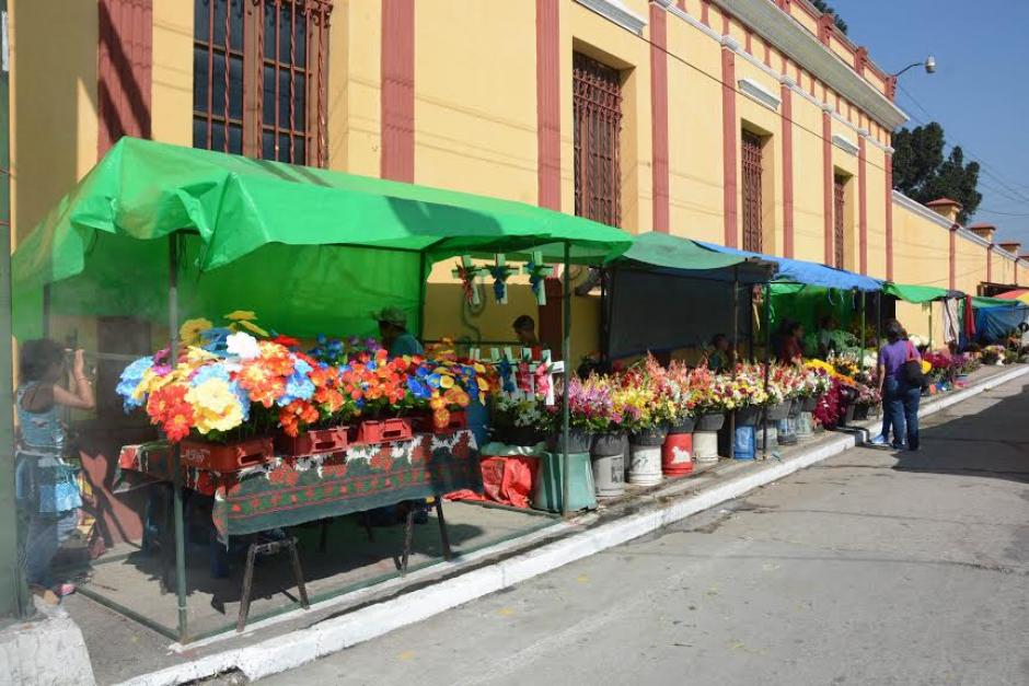 Comerciantes de flores se preparan para recibir a los visitantes de los cementerios este 31 de Octubre y el D&iacute;a de Todos los Santos. (Foto:Juan Carlos Rax&oacute;n/Nuestro Diario)