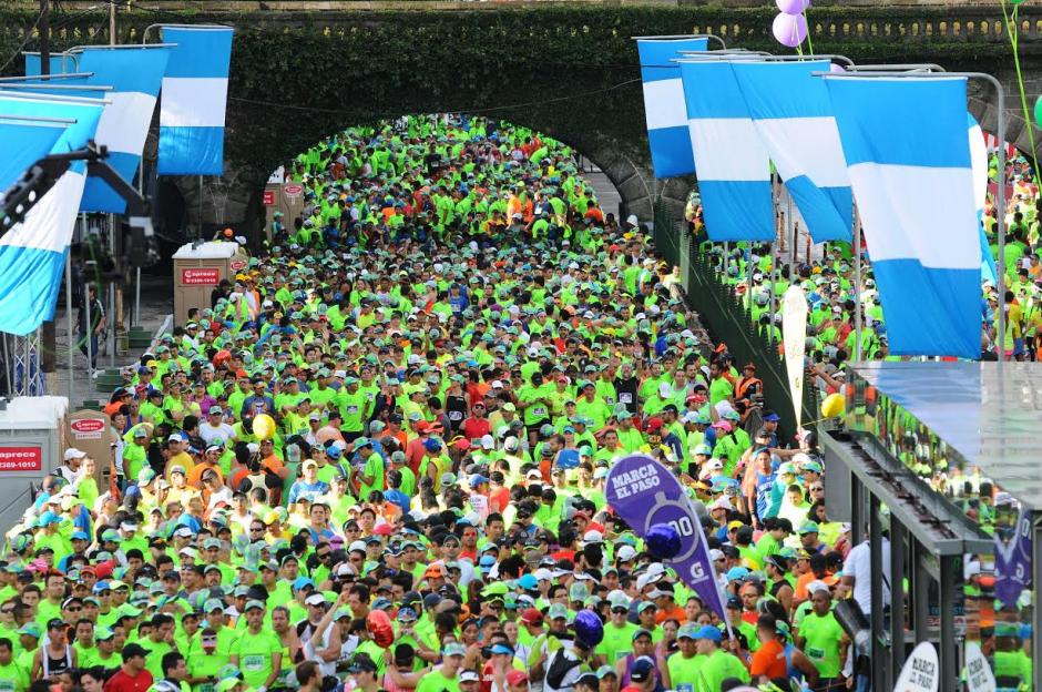 MIles de corredores tomaron la salida de los 21K de la Ciudad en el Centro C&iacute;vico de la zona 1 capitalina. (Foto: Sergio Mu&ntilde;oz/Nuestro Diario)
