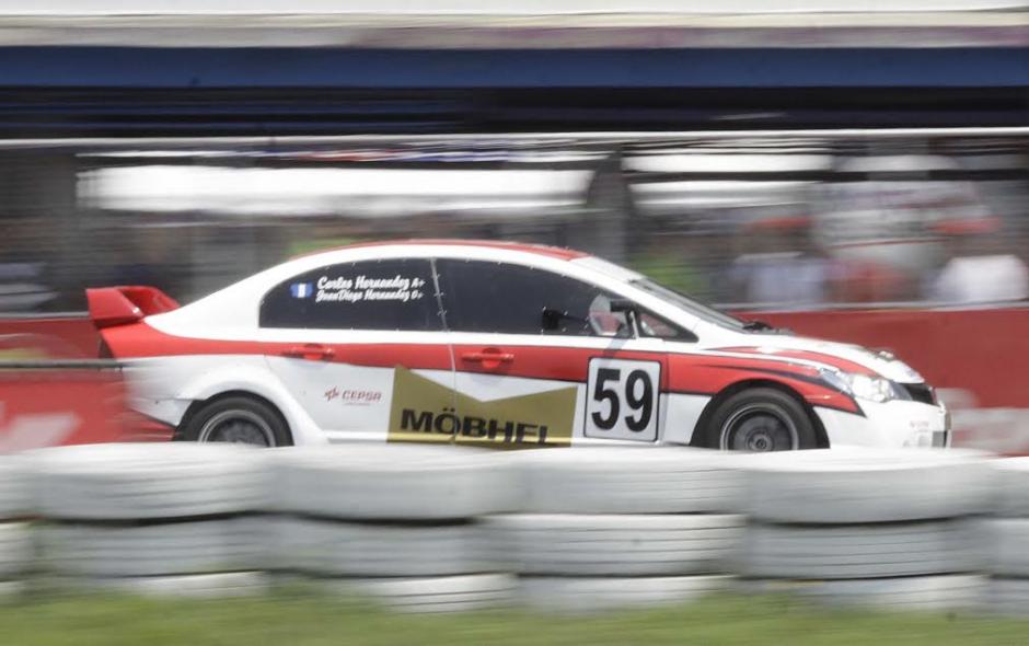 Carlos Hern&aacute;ndez y su hijo Juan Diego, en plena competencia en el Aut&oacute;dromo Pedro Cofi&ntilde;o. (Foto: C&eacute;sar P&eacute;rez)