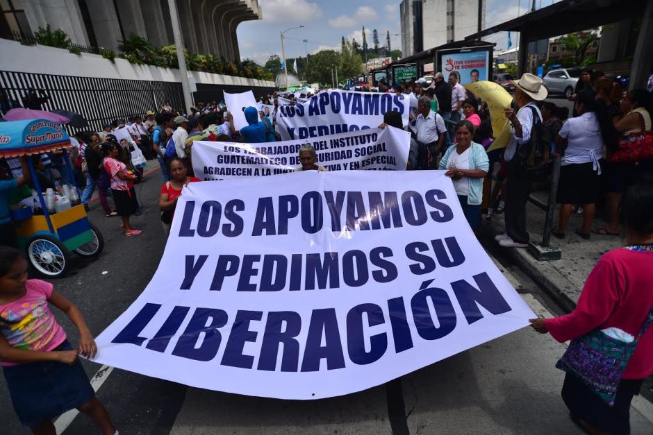 Un grupo de personas supuestamente afiliadas al IGSS realizaron una manifestaci&oacute;n frente a la CSJ como muestra de apoyo a la Junta Directiva del Seguro Social. (Foto: Wilder L&oacute;pez/Soy502)&nbsp;