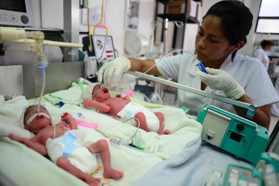 Dos de los cinco beb&eacute;s son atendidos por una enfermera en el &aacute;rea de intensivo del hospital del Seguro Social. (Foto: Jes&uacute;s Alfonso/Soy502)&nbsp;