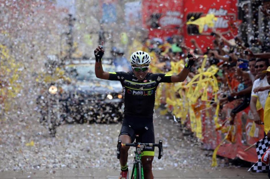 Nervin Jiatz al momento de cruzar primero la l&iacute;nea de llegada de la cuarta etapa. (Foto: Diego Galiano/Nuestro Diario)