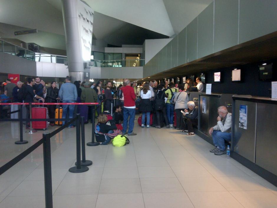 Viajeros esperan la tarde de este domingo que se autoricen los vuelos para viajar a sus respectivos destinos. (Foto: Agencia Guatemalteca de Noticias)