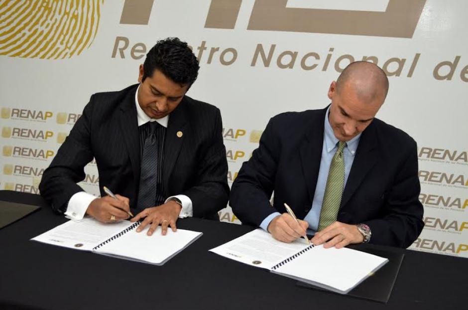 El director del Renap, Rudy Gallardo firm&oacute; el convenio con un representante del FBI. &nbsp;(Foto: Renap)