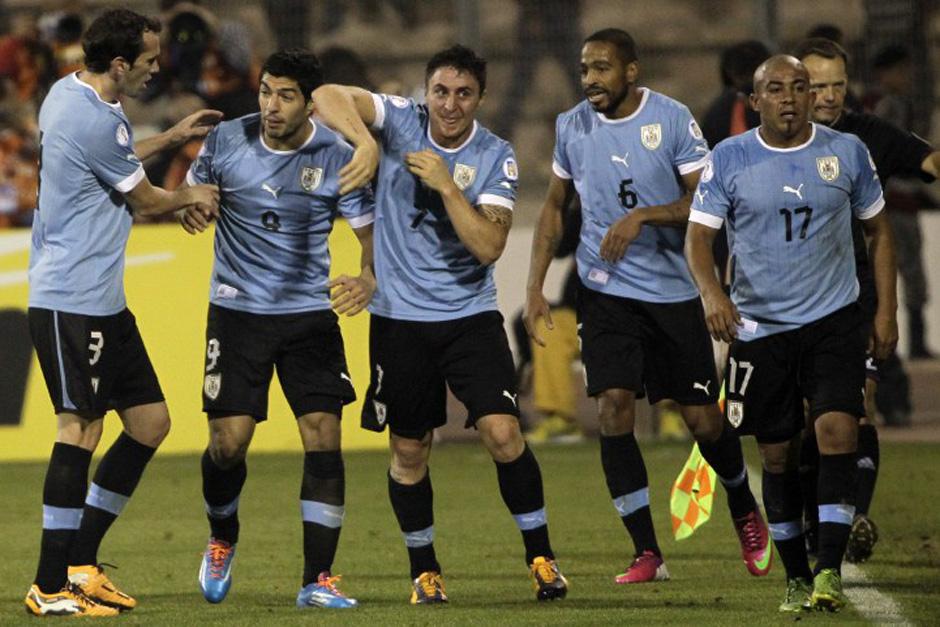 Los jugadores uruguayos celebraron la goleada conseguida como visitantes ante Jordania, la cual casi les asegura el boleto al Mundial de Brasil 2014. (STR/AFP)