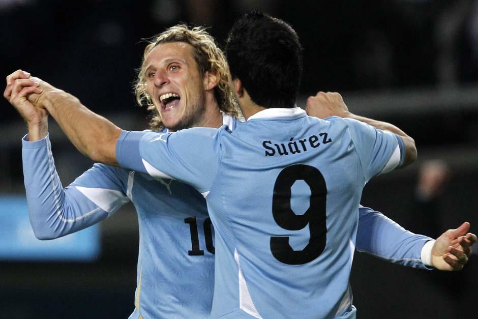 Diego Forl&aacute;n no ir&aacute; ser&aacute; titular con la "celeste", pero Luis Su&aacute;rez si lo har&aacute; junto a Edinson Cavani. (EFE)