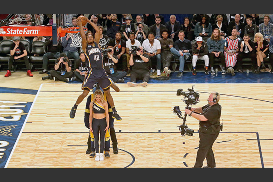 Glenn Robinson III cautiv&oacute; a los espectadores con sus incre&iacute;bles volcadas. (Foto: CSN Philly)