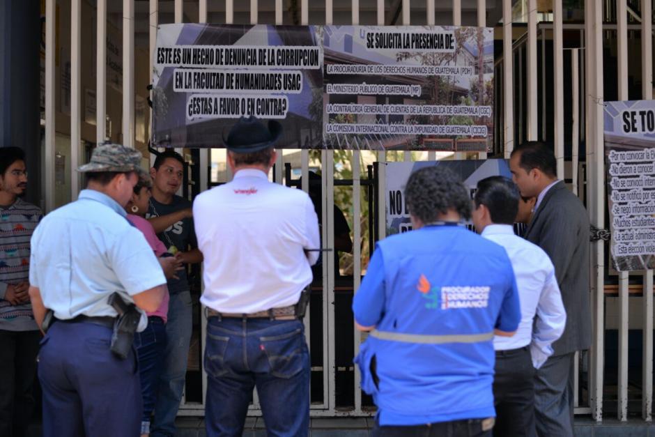 Estudiantes argumentan anomal&iacute;as en proceso de elecciones de la Facultad de Humanidades. (Foto: Wilder L&oacute;pez/Soy502) 