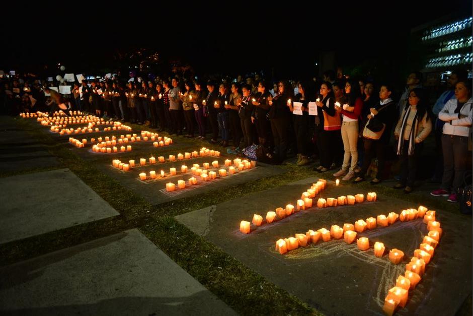 Justicia Ya fue colocado con veladoras en la Usac. (Foto: Jes&uacute;s Alfonso/Soy502) 