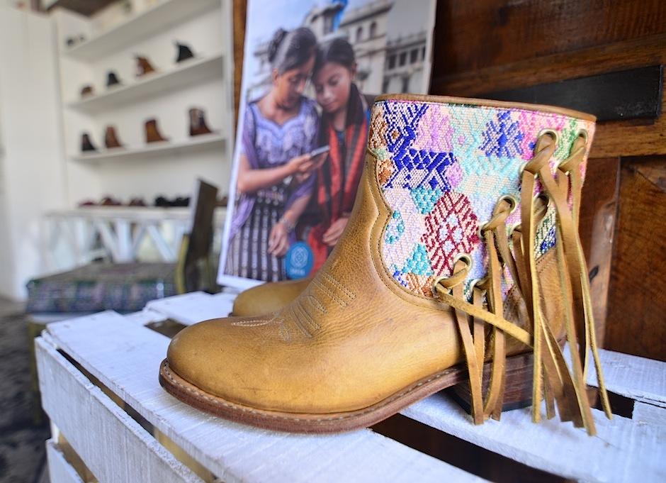 Con la compra de este par de botas ayudas a la asociaci&oacute;n Sheva. (Foto: Selene Mej&iacute;a/Soy502)