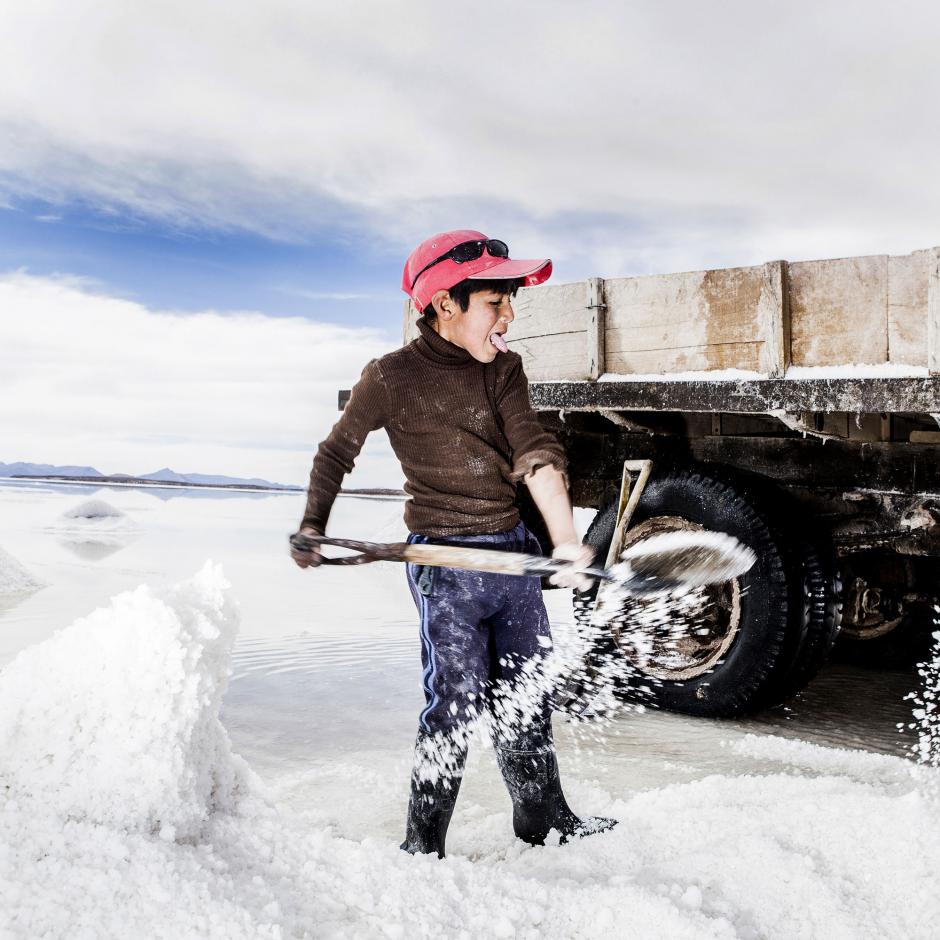 Muchas personas utilizan el recurso natural para ayudar a sus familias en Uyuni, Bolivia. (Foto: Javier Arcenillas)