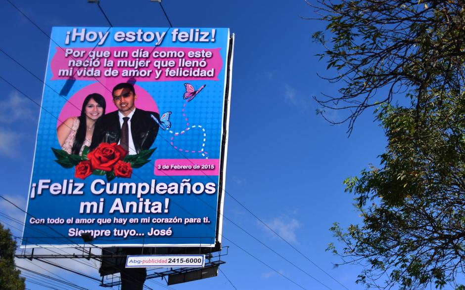 La valla publicitaria mide 108 metros cuadrados. (Foto Jesús Alfonso/Soy502)