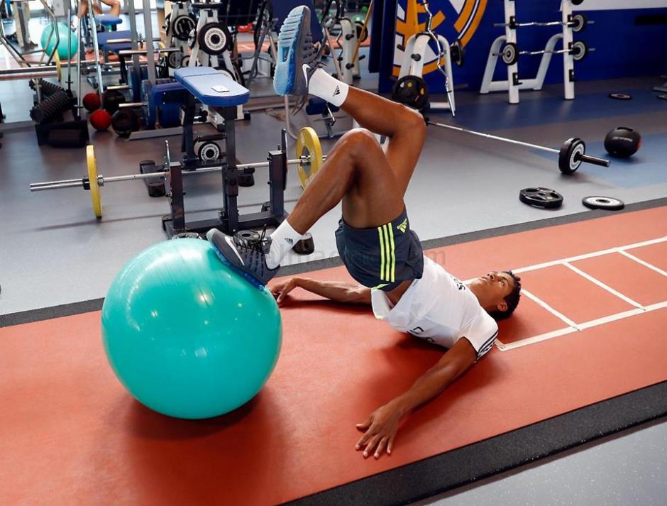 Rapha&euml;l Varane tambi&eacute;n se ejercita con el Real Madrid en Baldebebas. (Foto: Facebook/Real Madrid)