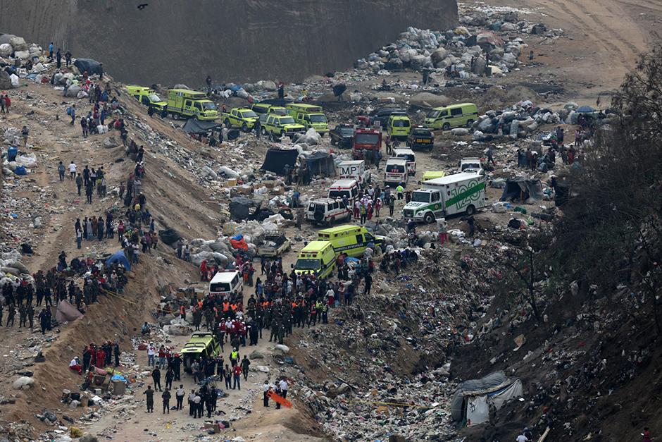 Los rescatistas examinan el sitio en el que tienen que encontrar a las personas soterradas por un alud el mi&eacute;rcoles cuando trabajaban en el vertedero de la zona 3. (Foto: Wilder L&oacute;pez/Soy502)