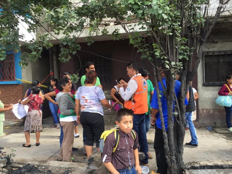 Al menos 30 familias fueron evacuadas de la colonia Jes&uacute;s de la Buena Esperanza. (Foto: @ConredGuatemala)