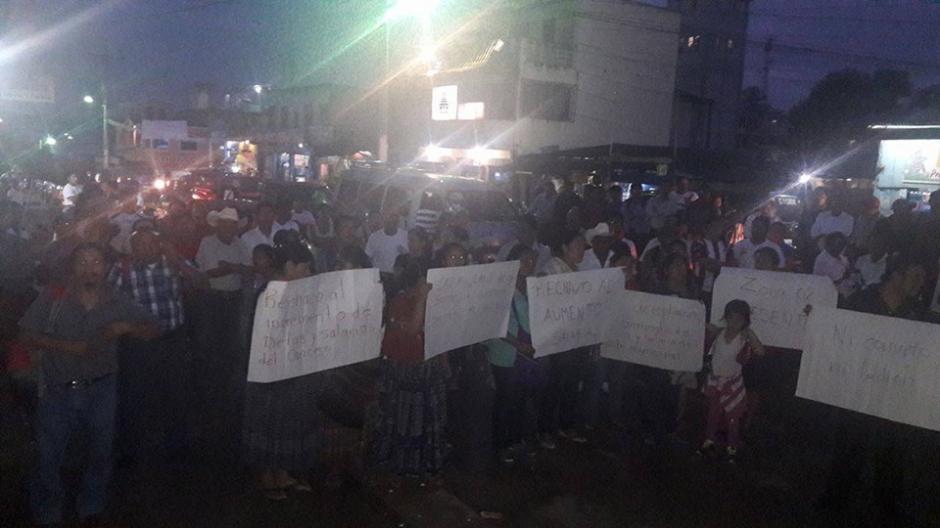 Un grupo de vecinos de Ixc&aacute;n protest&oacute; frente a la Municipalidad para manifestar su molestia por el aumento salarial del Alcalde y el Concejo Municipal. (Foto: Facebook/ Fiscalizaci&oacute;n Ixc&aacute;n)