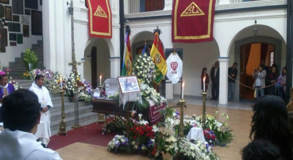 Familiares y amigos llegan al funeral del expresidente de El Salvador, Francisco Flores. (Foto: Erbol)
