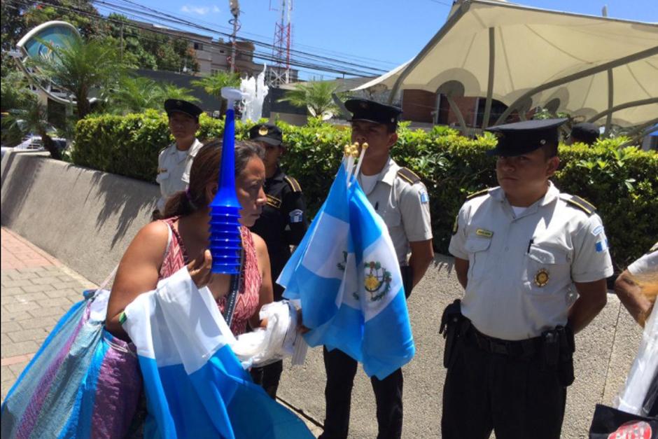 Vendedores comienzan a llegar a la zona 10 donde se encuentran decenas de personas celebrando. (Foto: Roberto Caubilla/Soy502)