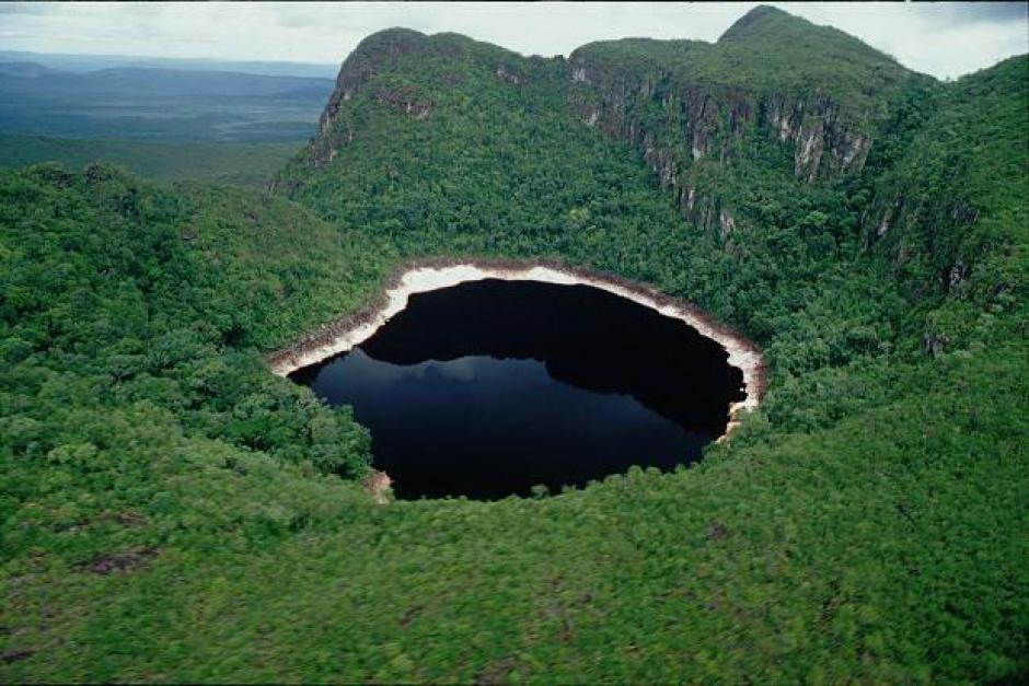 Este lago se caracteriza por el color tan obscuro de sus aguas. (Foto: venelog&iacute;a.com)