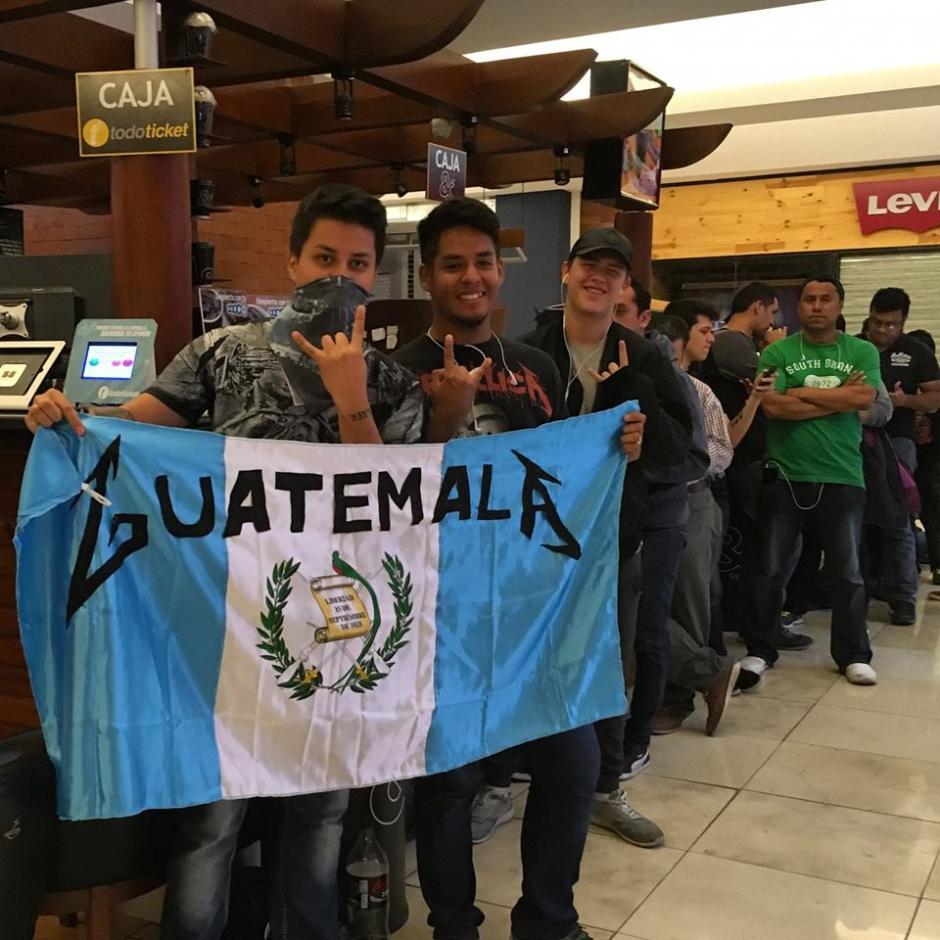 Los fan&aacute;ticos de la banda hace fila desde tempranas horas de este s&aacute;bado. Foto: Facebook/todoticket.com)
