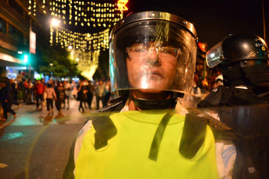 Ante los vendedores ambulantes un grupo de agentes lleg&oacute; al lugar. (Foto: Jes&uacute;s Alfonso/Soy502) 