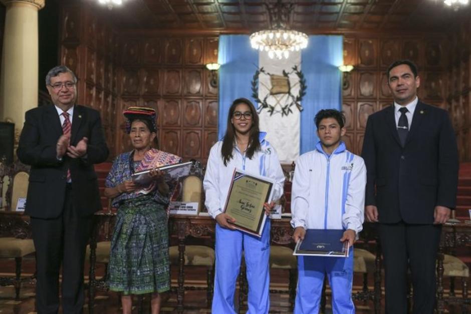 Nicolasa Cux&uacute;n, Sof&iacute;a G&oacute;mez y Jorge Vega fueron galardonados. (Foto: Presidencia)