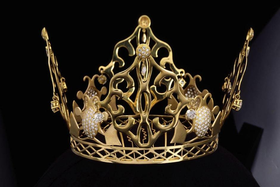 La tiara de fue hecha por el joyero Slim Barret. &nbsp;Es una mezcla de dis&ntilde;eo oriental y alta costura. (Foto: CDN)&nbsp;