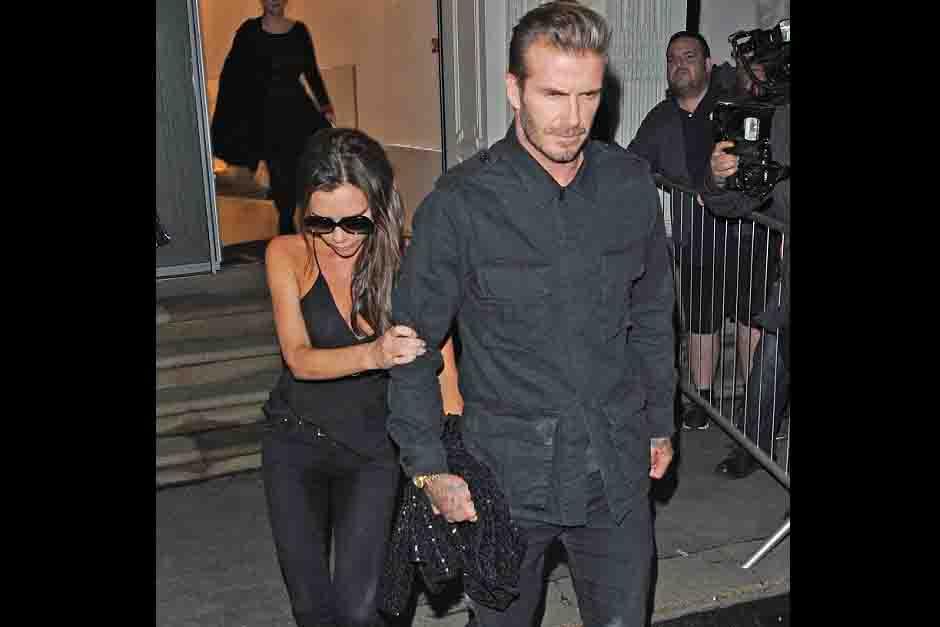 Victoria Beckham, a la salida de la celebraci&oacute;n, junto a su esposo David. (Foto: Daily Mail)