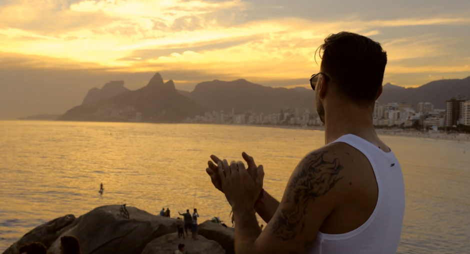 Esta no es la primera vez que Martin presta su voz para una canción mundialista; ya había interpretado "La Copa de la vida", 1998 celebrado en Francia.