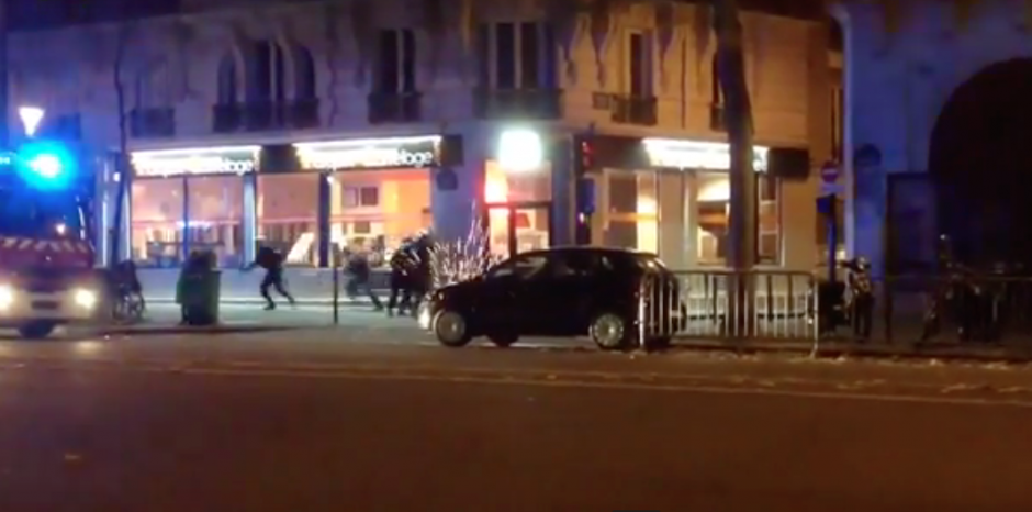 Las fuerzas de seguridad apostadas frente a la sala Bataclan, fueron atacadas a balazos por los terroristas. (Foto: YouTube)